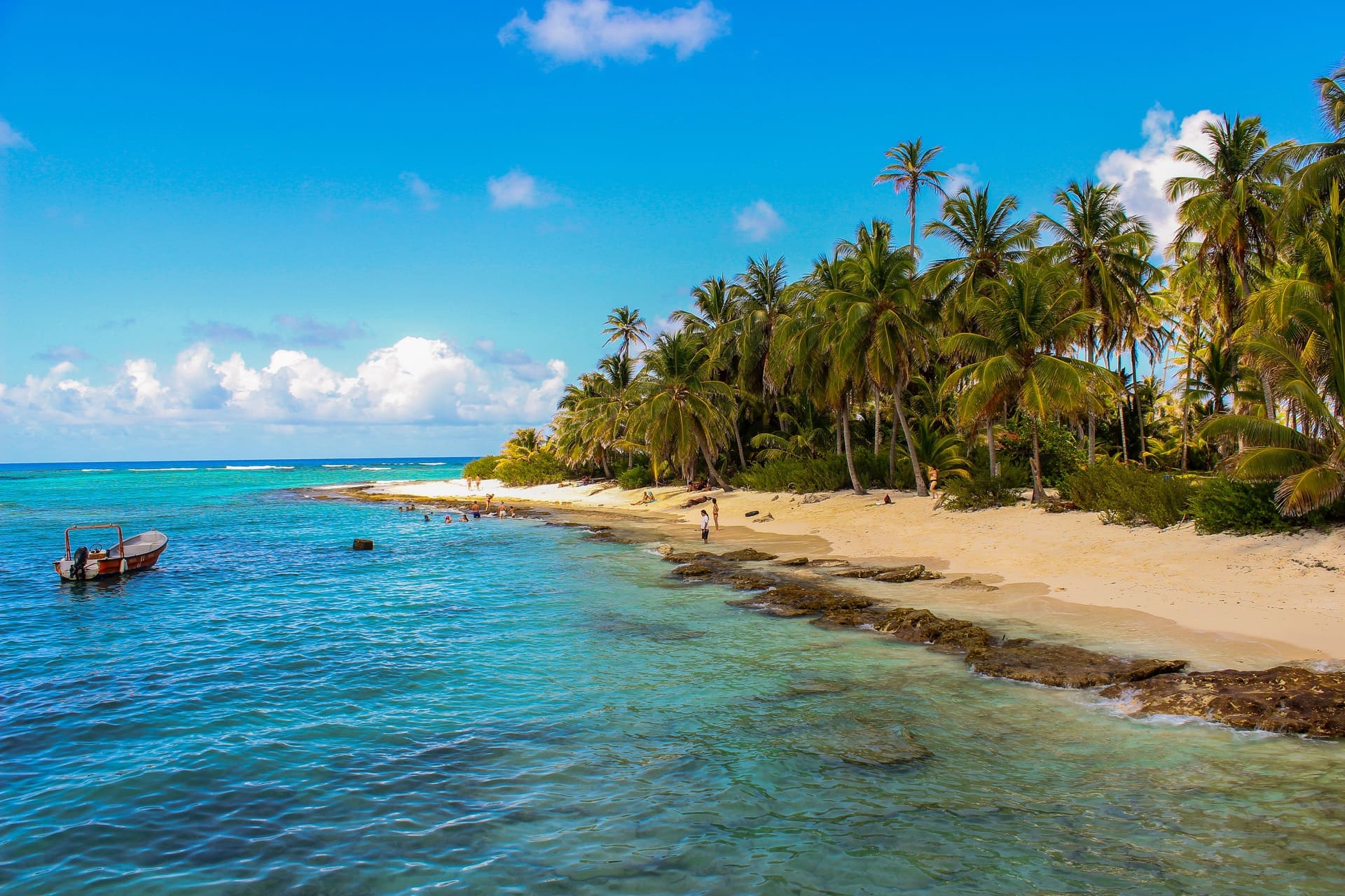 Mar de los siete colores en San Andrés, plan vacacional aéreo desde Medellín