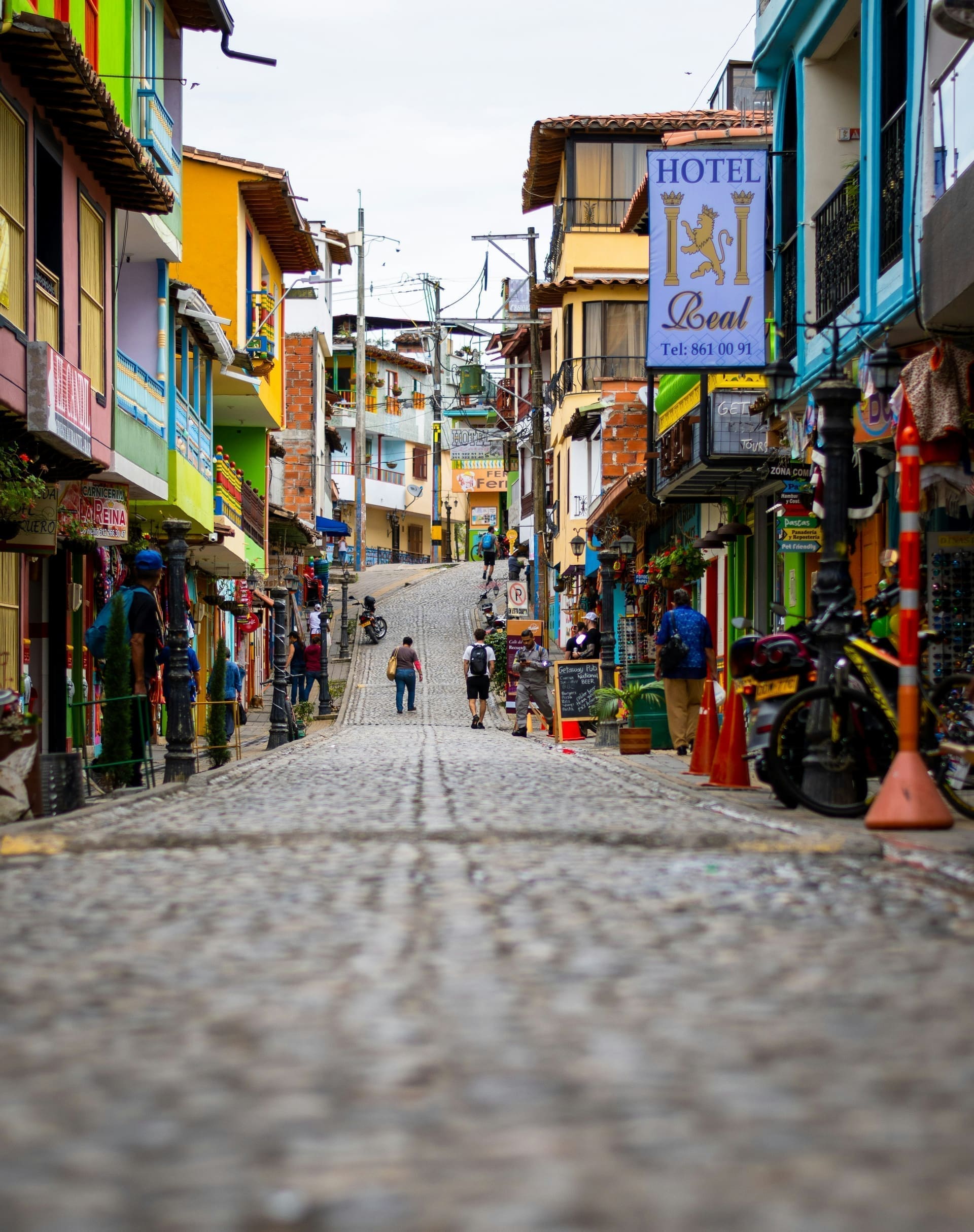 Calle colorida de Guatapé, excursión de un día desde Medellín